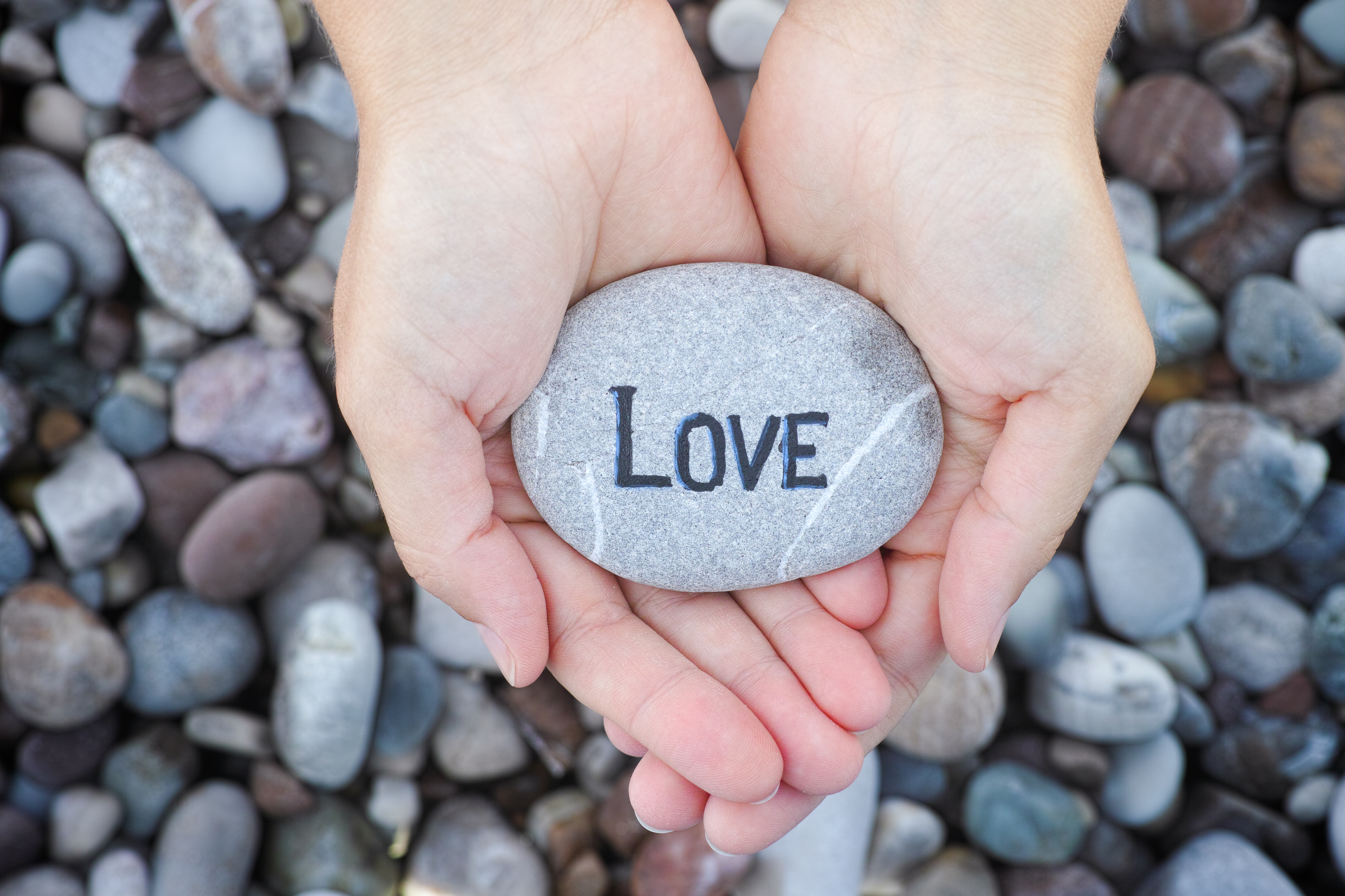 Люблю людей влюбленных в камни. Слово Love камнями. Держит камень. Картинка к слову Stone. Человек держит камень.